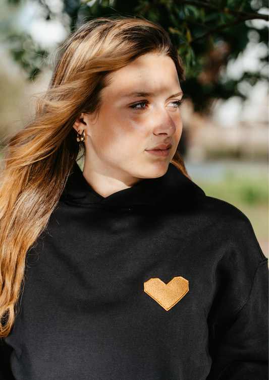TRØBL oversized hoodie met hart op de borst – unisex model in zwart met relaxte pasvorm en zachte binnenkant