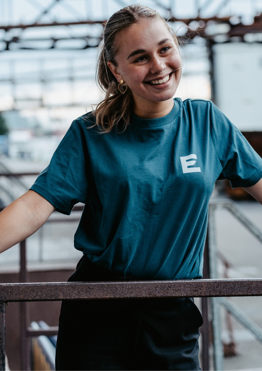 Evertrue T-shirt van biologisch katoen met Bijbeltekst Mattheüs 5:9 – minimalistisch ontwerp met krachtige christelijke boodschap voor volwassenen.