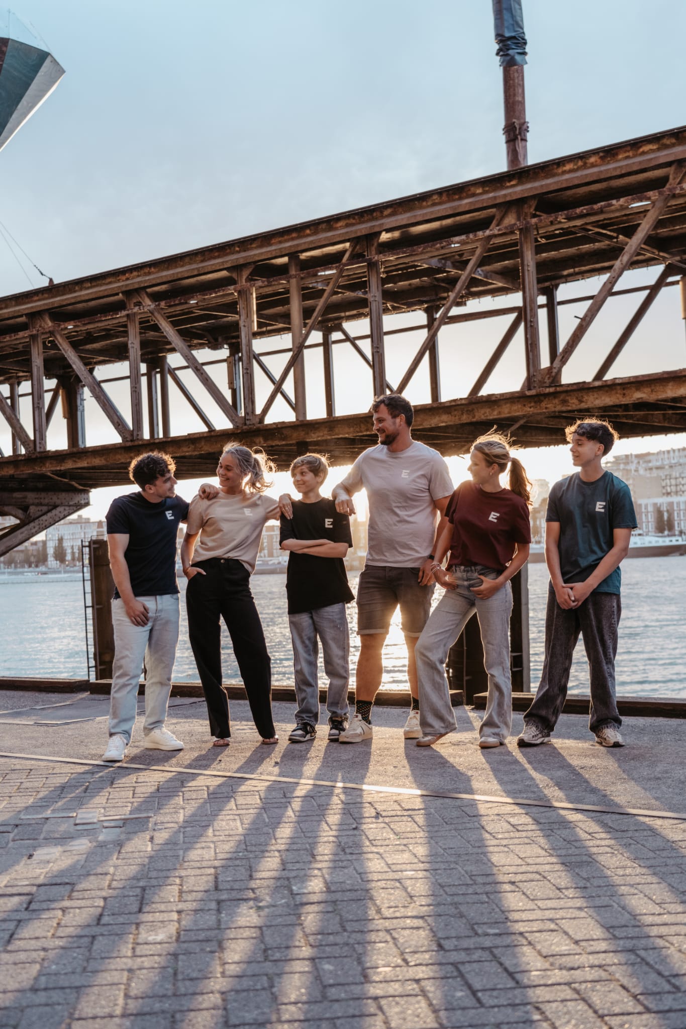 Evertrue T-shirt met tekst “Zijn liefde faalt nooit” – wit biologisch katoenen shirt met geloofsboodschap op de borst en rug.