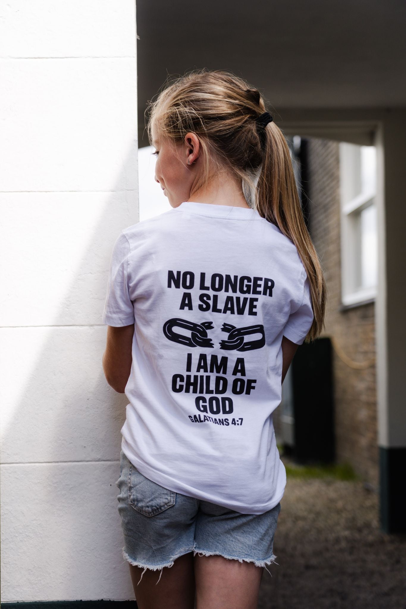 Evertrue Kids T-shirt – No Longer a Slave | Galaten 4:7 | Christelijke kindermode