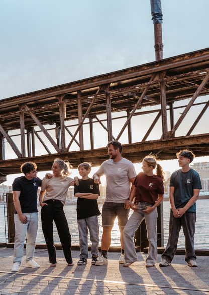 Evertrue T-shirt van biologisch katoen met Bijbeltekst Mattheüs 5:9 – minimalistisch ontwerp met krachtige christelijke boodschap voor volwassenen.