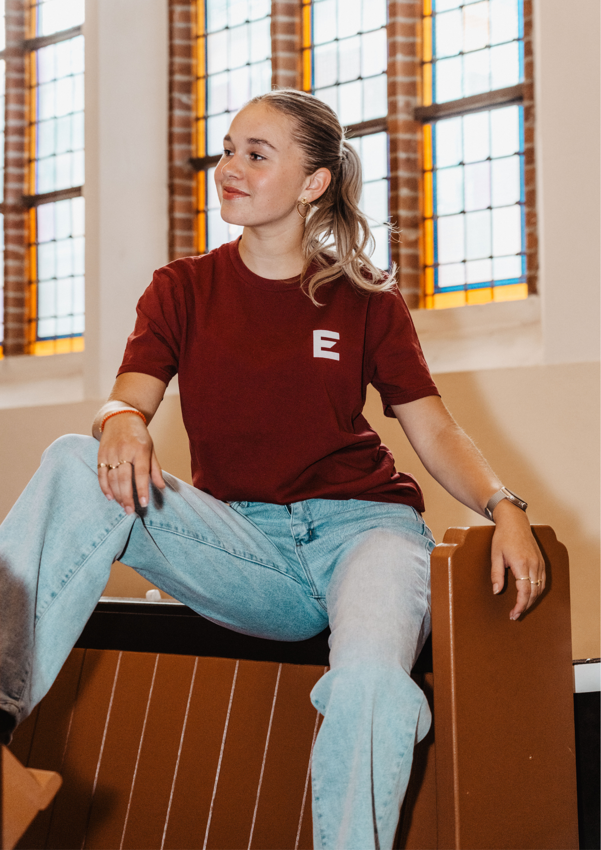 Evertrue T-shirt met tekst “Zijn liefde faalt nooit” – wit biologisch katoenen shirt met geloofsboodschap op de borst en rug.