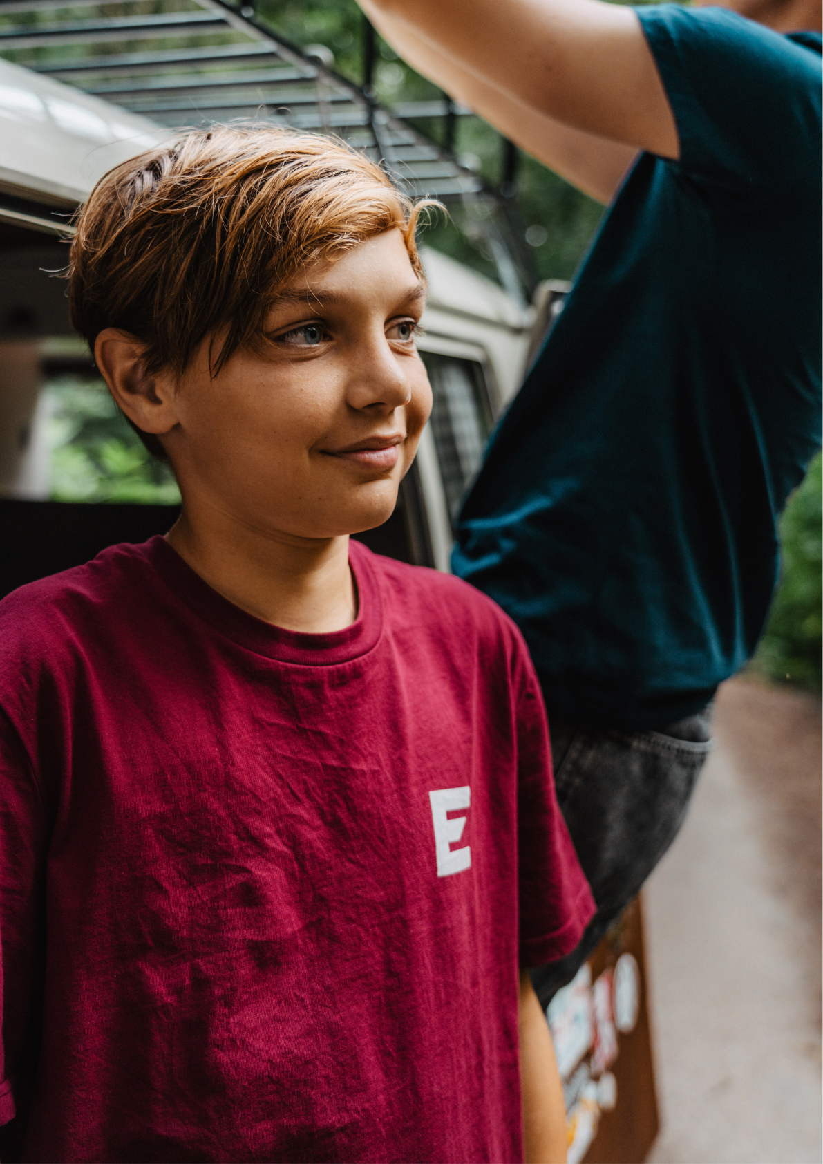 Evertrue T-shirt met tekst “Zijn liefde faalt nooit” – wit biologisch katoenen shirt met geloofsboodschap op de borst en rug.