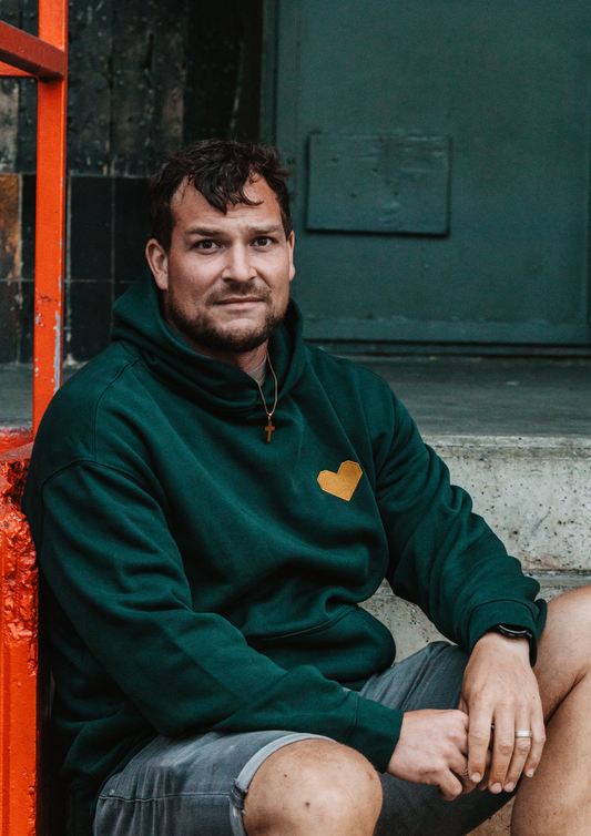 TRØBL oversized hoodie met hart op de borst – unisex model in zwart met relaxte pasvorm en zachte binnenkant