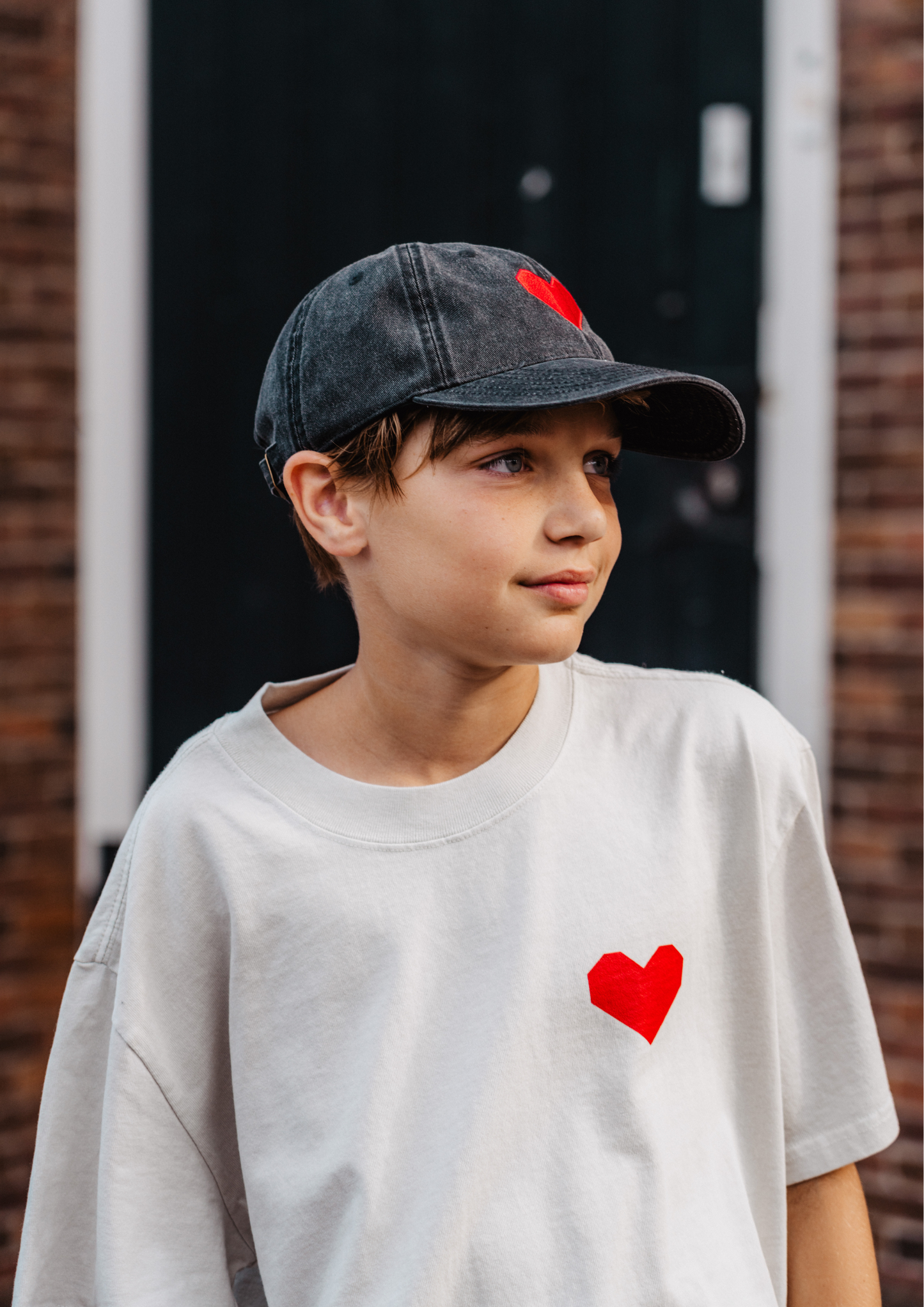 vintage-washed TRØBL pet met geborduurd hart op de voorkant en TRØBL-logo op de zijkant. Verstelbare sluiting, stijlvol unisex design.