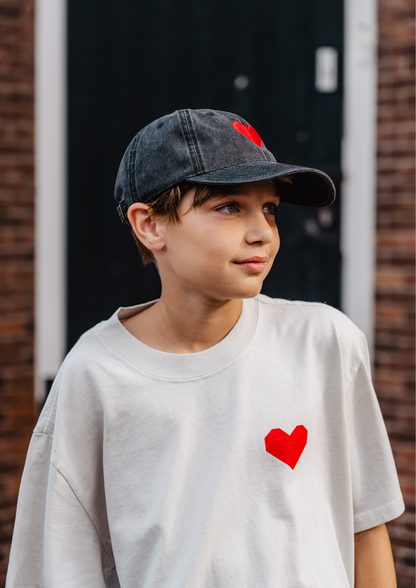 vintage-washed TRØBL pet met geborduurd hart op de voorkant en TRØBL-logo op de zijkant. Verstelbare sluiting, stijlvol unisex design.