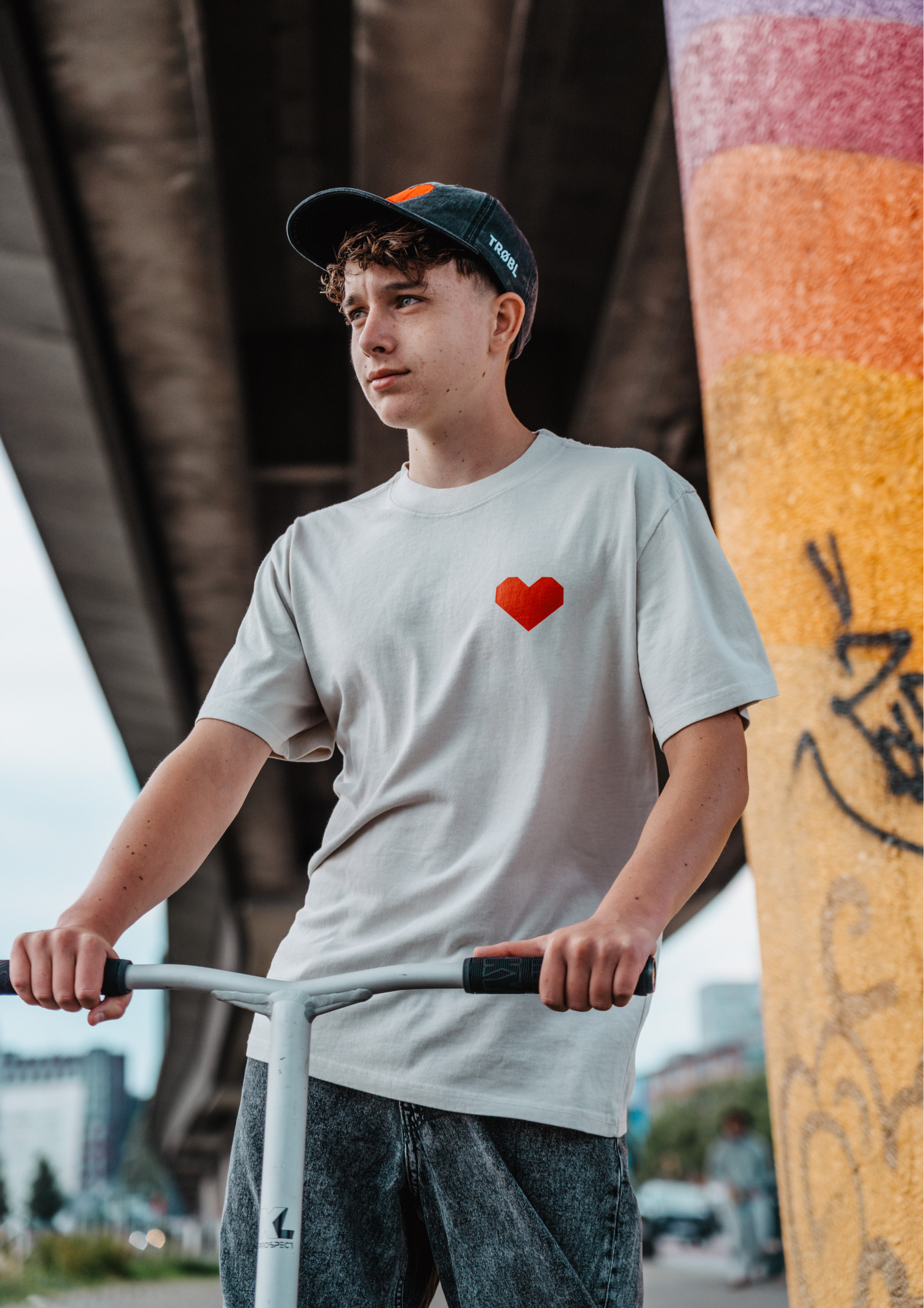 vintage-washed TRØBL pet met geborduurd hart op de voorkant en TRØBL-logo op de zijkant. Verstelbare sluiting, stijlvol unisex design.