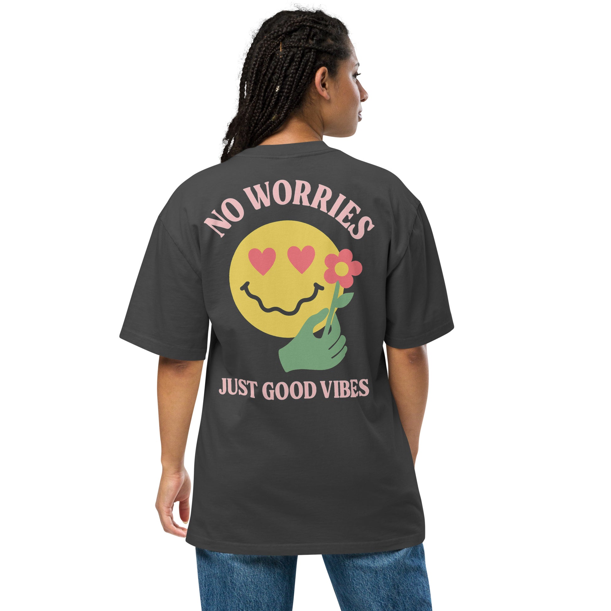 Model draagt TRØBL oversized t-shirt met tekst ‘No Worries Just Good Vibes’ – unisex streetwear in boxy fit