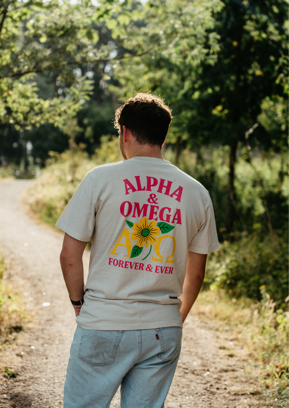 TRØBL oversized T-shirt van zwaar katoen met Alpha & Omega-ontwerp – krachtige en minimalistische streetwear met boxy fit en vintage uitstraling.