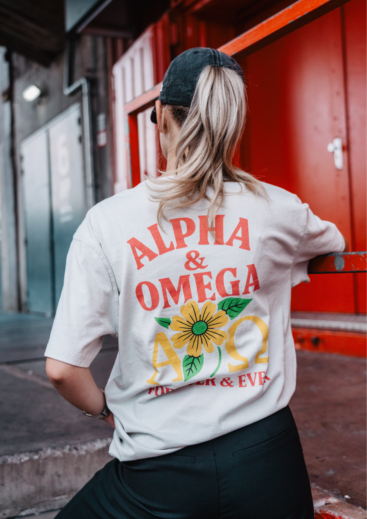 TRØBL oversized T-shirt van zwaar katoen met Alpha & Omega-ontwerp – krachtige en minimalistische streetwear met boxy fit en vintage uitstraling.