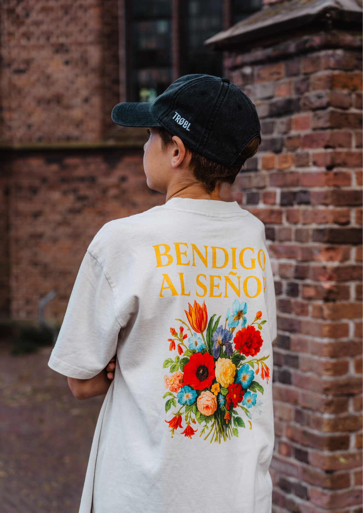 TRØBL oversized T-shirt Bendigo al Señor – garment-dyed streetwear shirt met brede ribkraag, verlaagde schouders en Spaanse tekst ‘Ik prijs de Heer’ op de borst. Vintage look, unisex fit,