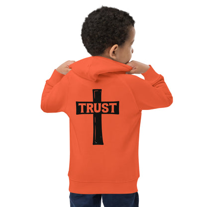 Zwarte kruisvorm met het woord “TRUST” als christelijk ontwerp voor een kinderhoodie van Evertrue, geïnspireerd op Psalm 28