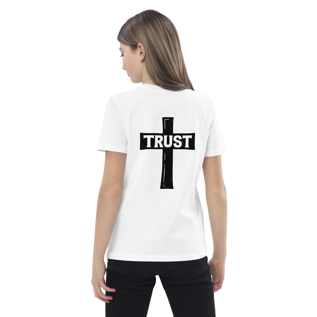 Zwart kruisvormig ontwerp met het woord “TRUST” erin verwerkt, als symbool van vertrouwen in God – Evertrue christelijke kindermode.