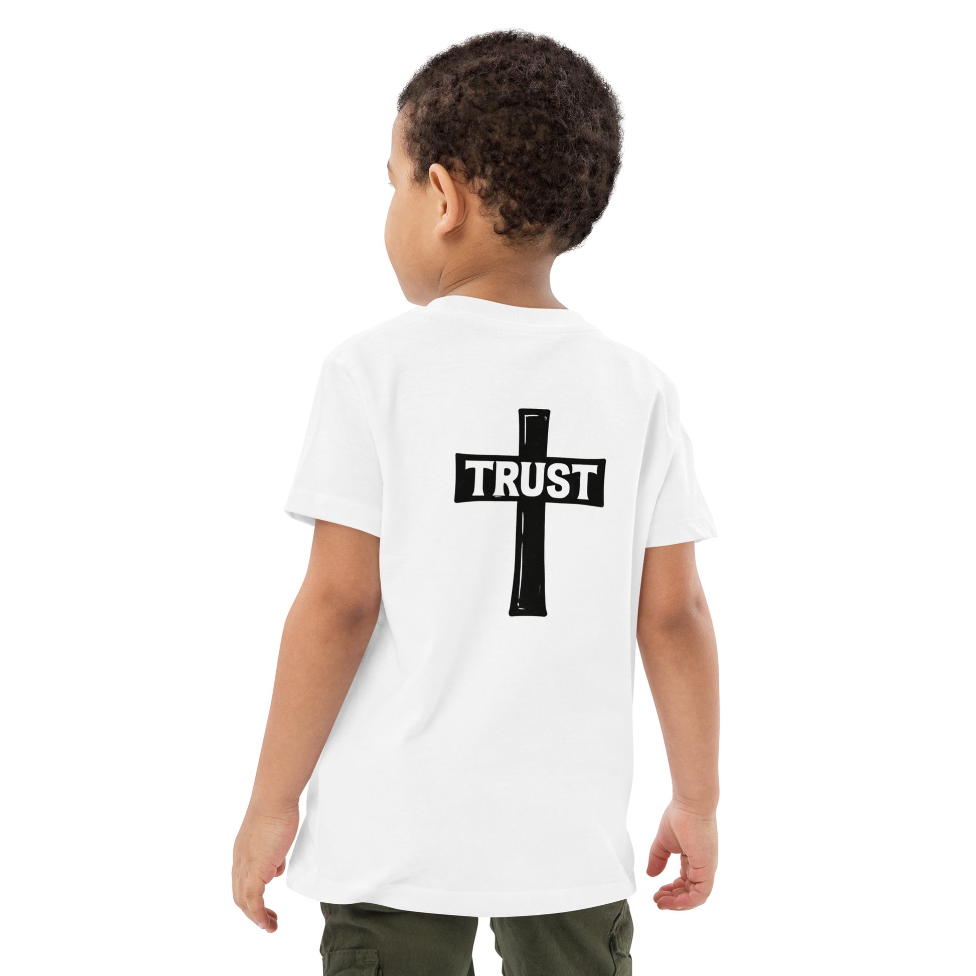 Zwart kruisvormig ontwerp met het woord “TRUST” erin verwerkt, als symbool van vertrouwen in God – Evertrue christelijke kindermode.