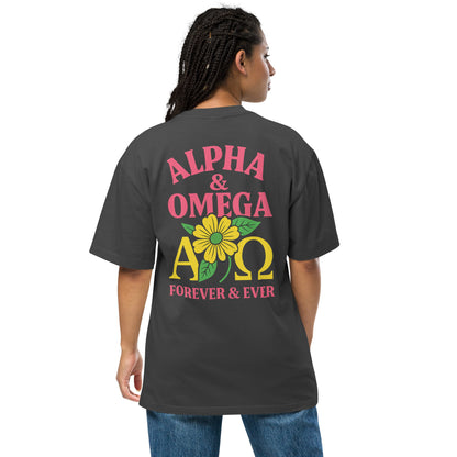 Model draagt TRØBL oversized t-shirt met tekst ‘Alpha & Omega’ – unisex streetwear shirt in boxy fit met krachtige boodschap