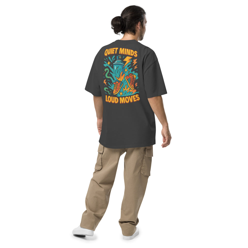 Model draagt TRØBL oversized t-shirt met tekst ‘Quiet Minds Loud Moves’ – unisex streetwear shirt met boxy fit en rebelse uitstraling