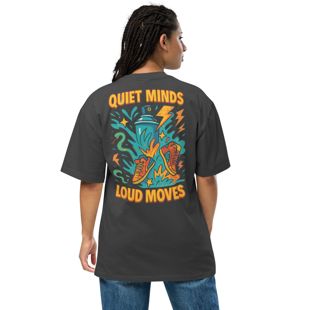 Model draagt TRØBL oversized t-shirt met tekst ‘Quiet Minds Loud Moves’ – unisex streetwear shirt met boxy fit en rebelse uitstraling