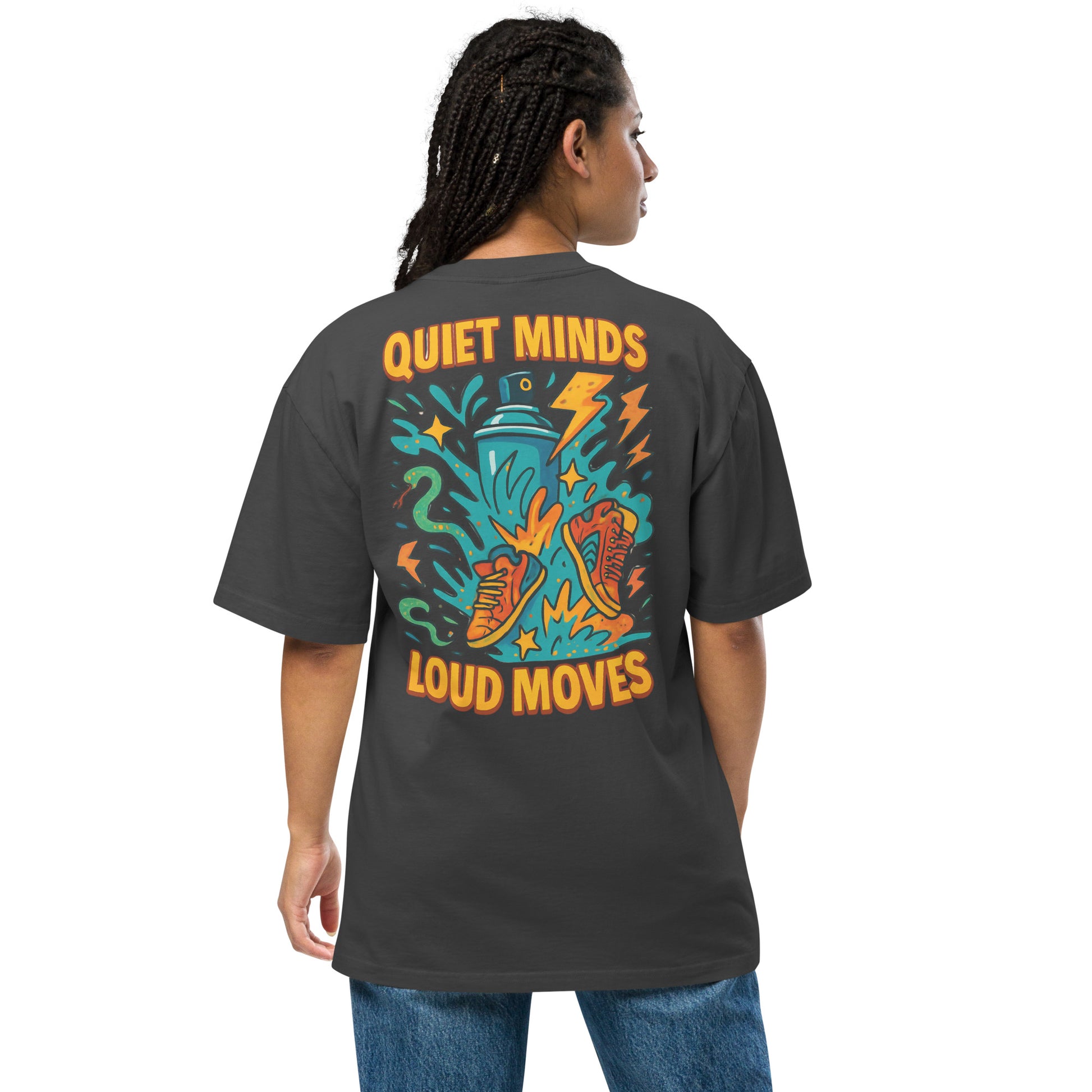 Model draagt TRØBL oversized t-shirt met tekst ‘Quiet Minds Loud Moves’ – unisex streetwear shirt met boxy fit en rebelse uitstraling