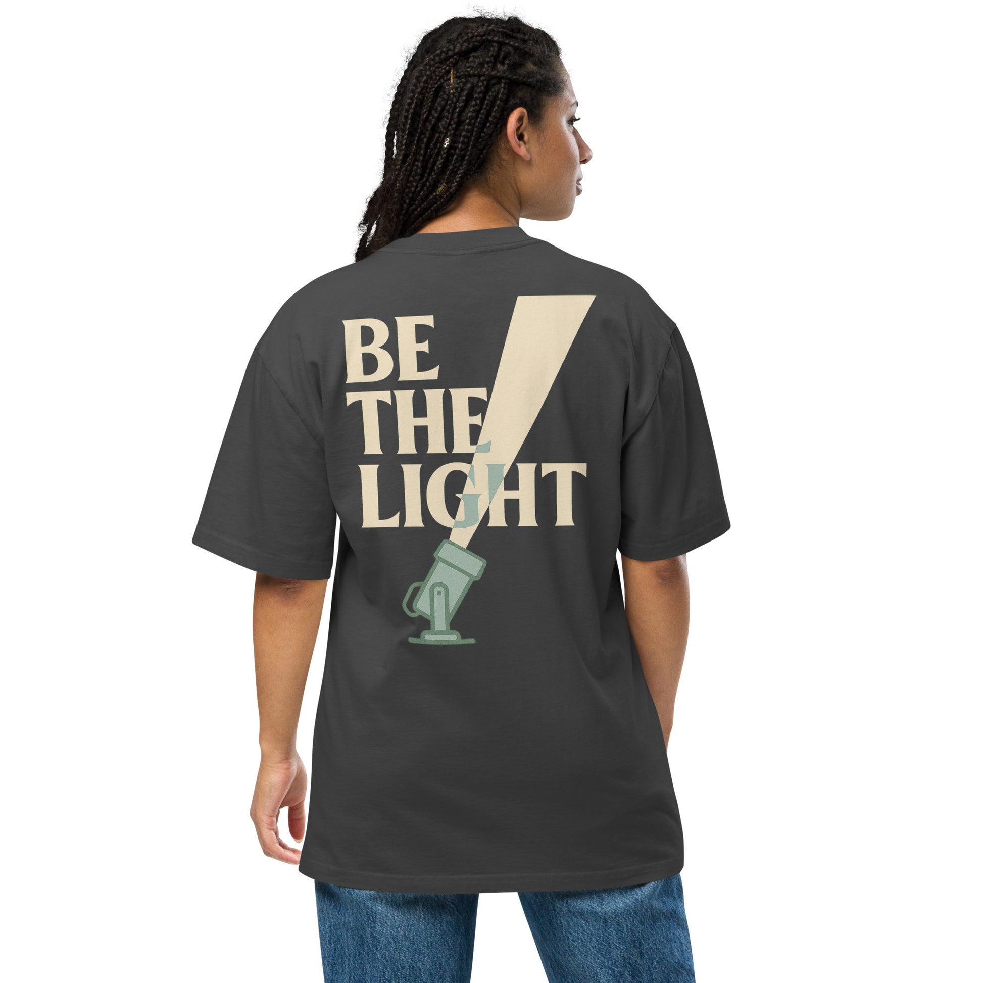 TRØBL oversized t-shirt met gele en roze “BE THE LIGHT” print, unisex boxy fit, garment-dyed katoen met dropped shoulders.