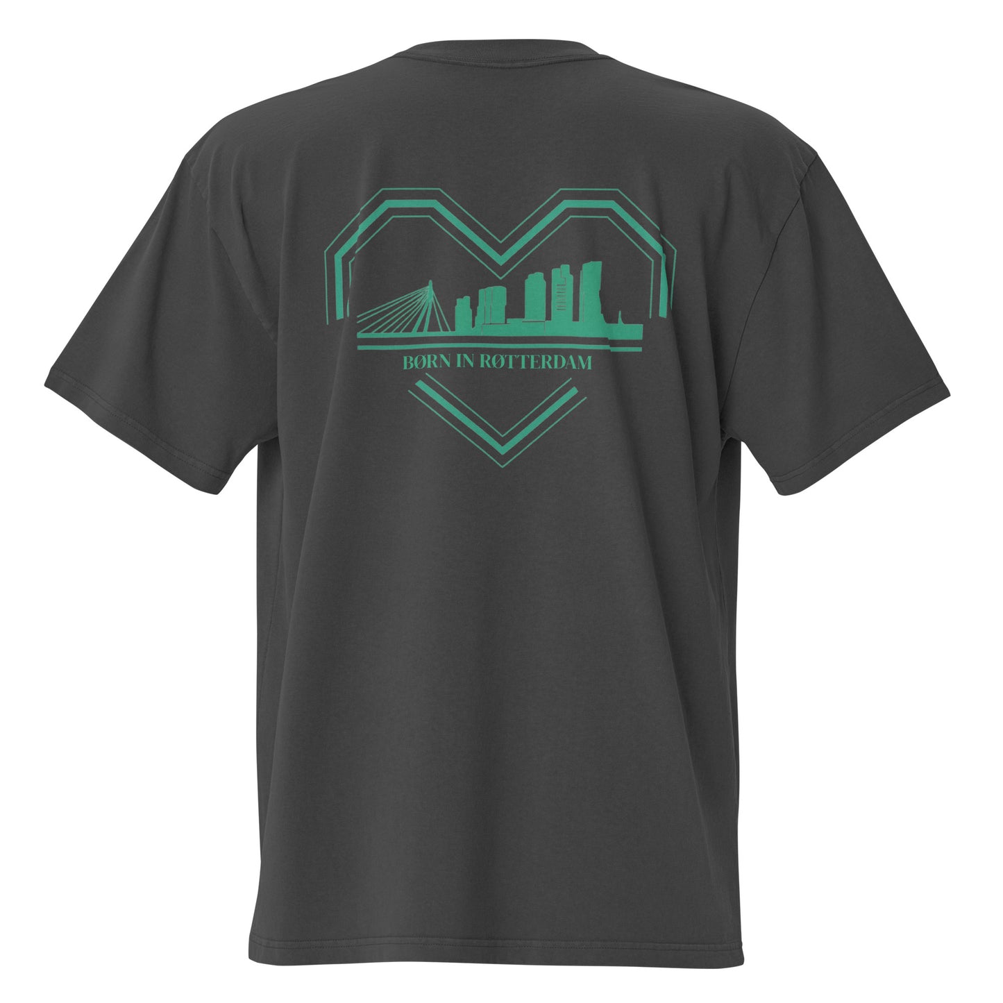 "Groen-wit ontwerp van een gebroken hart met de skyline van Rotterdam en de tekst 'BØRN IN RØTTERDAM' op de borst van een oversized TRØBL T-shirt."