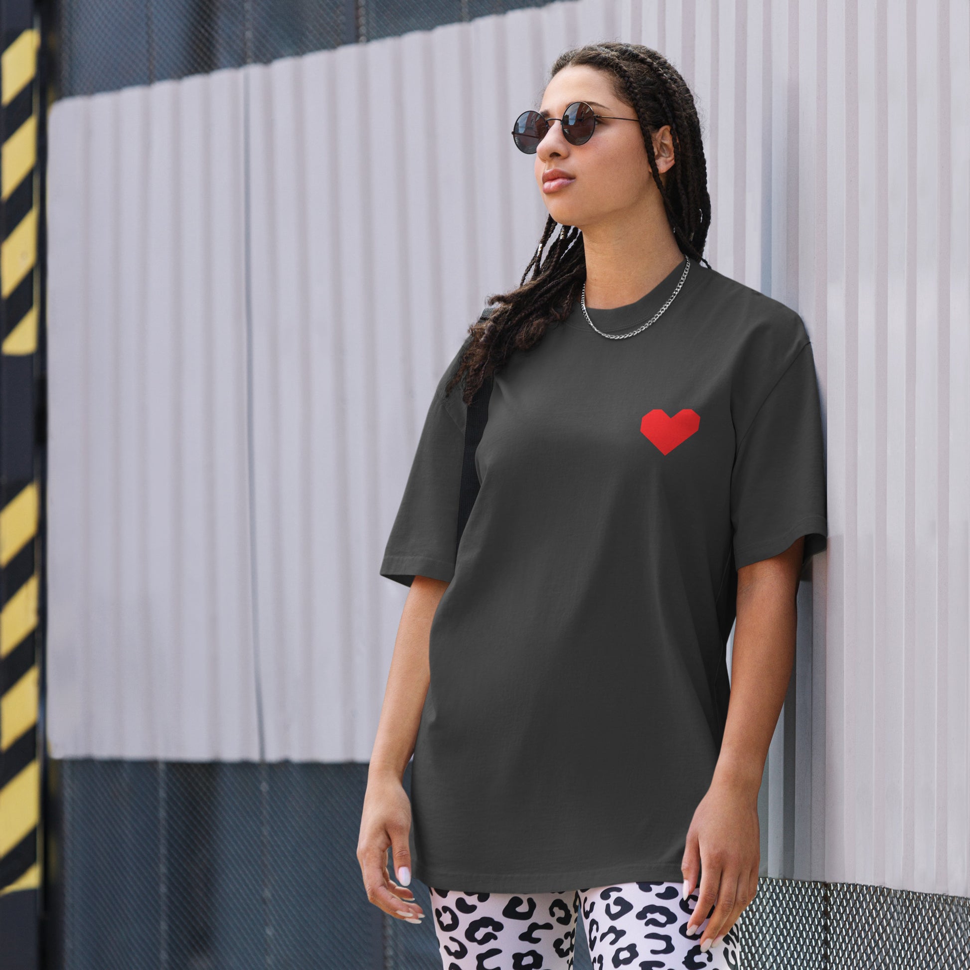 Model draagt TRØBL oversized t-shirt met tekst ‘No Worries Just Good Vibes’ – unisex streetwear in boxy fit