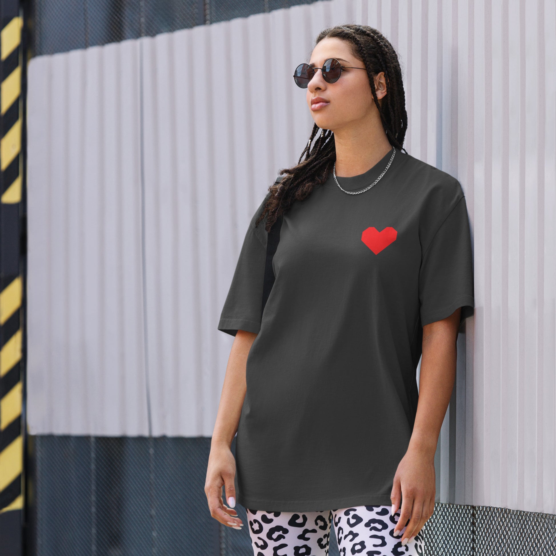 TRØBL oversized t-shirt met gele en roze “BE THE LIGHT” print, unisex boxy fit, garment-dyed katoen met dropped shoulders.