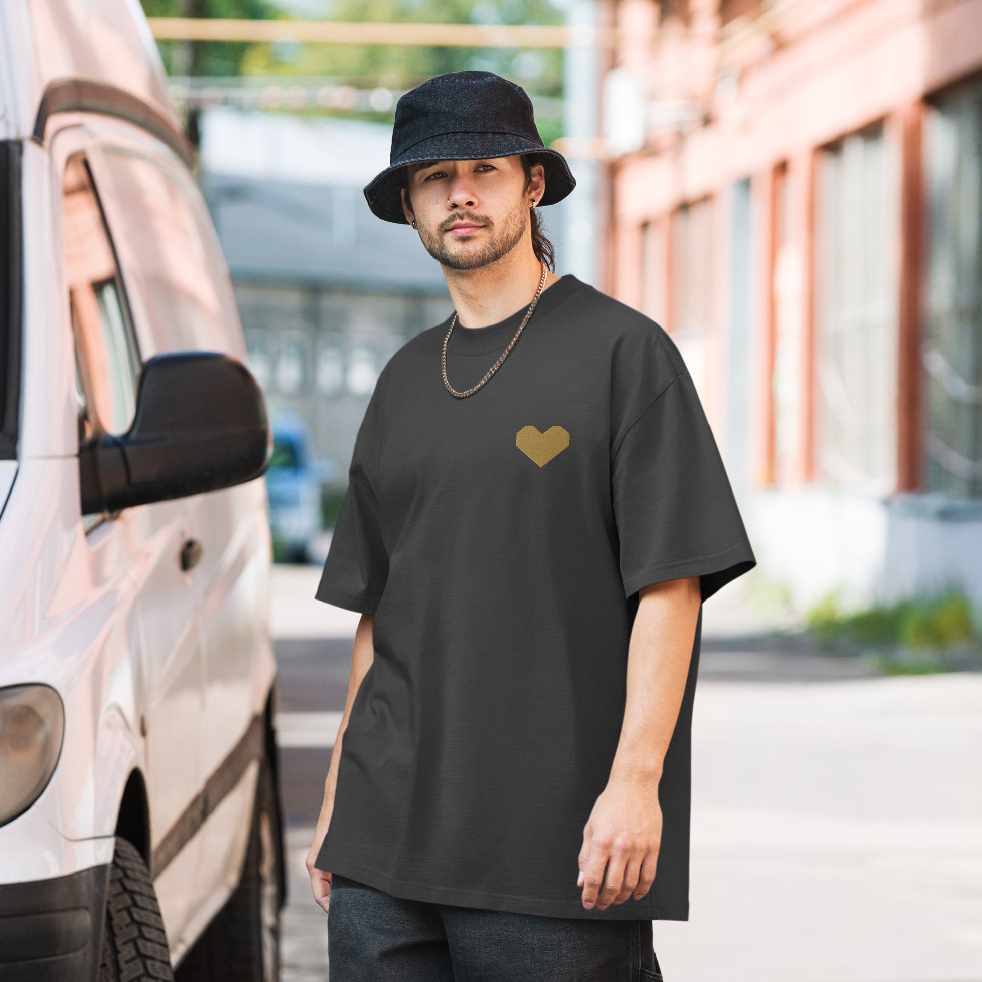 oversized T-shirt met klein goudkleurig TRØBL-logo geborduurd op de borst, minimalistisch design met Rotterdamse streetwear-uitstraling.