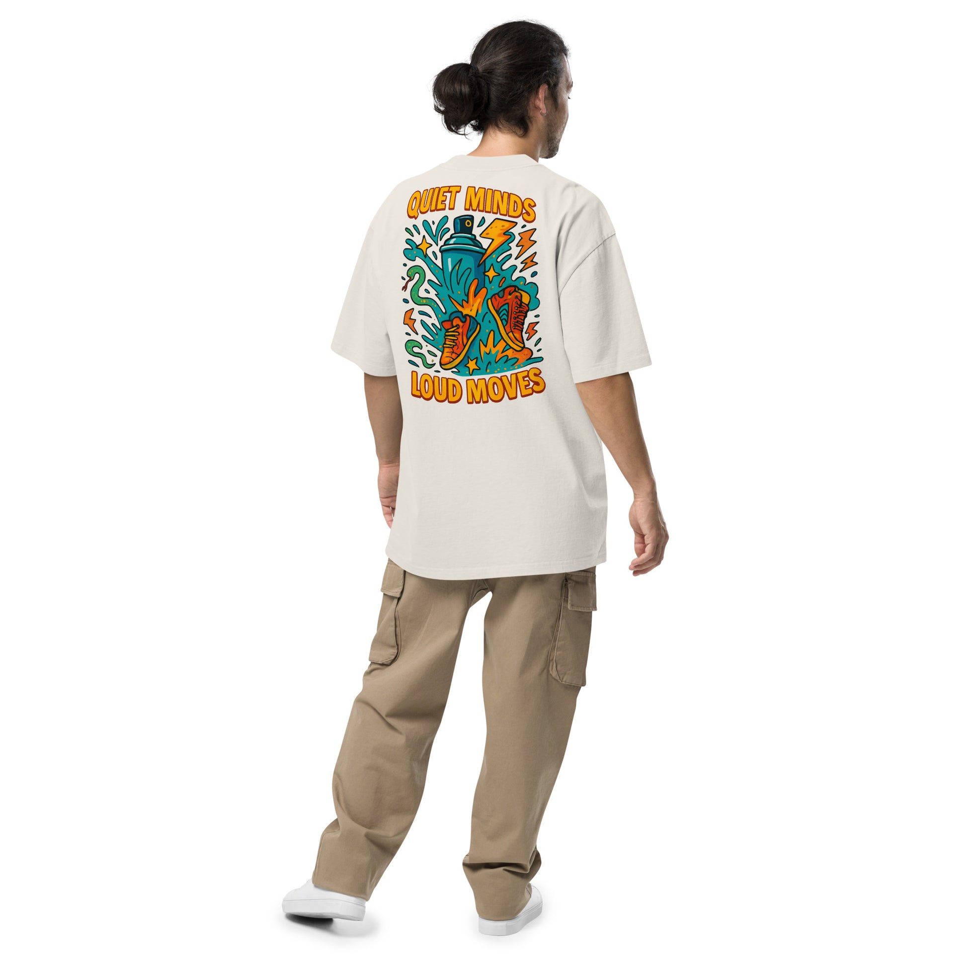 Model draagt TRØBL oversized t-shirt met tekst ‘Quiet Minds Loud Moves’ – unisex streetwear shirt met boxy fit en rebelse uitstraling
