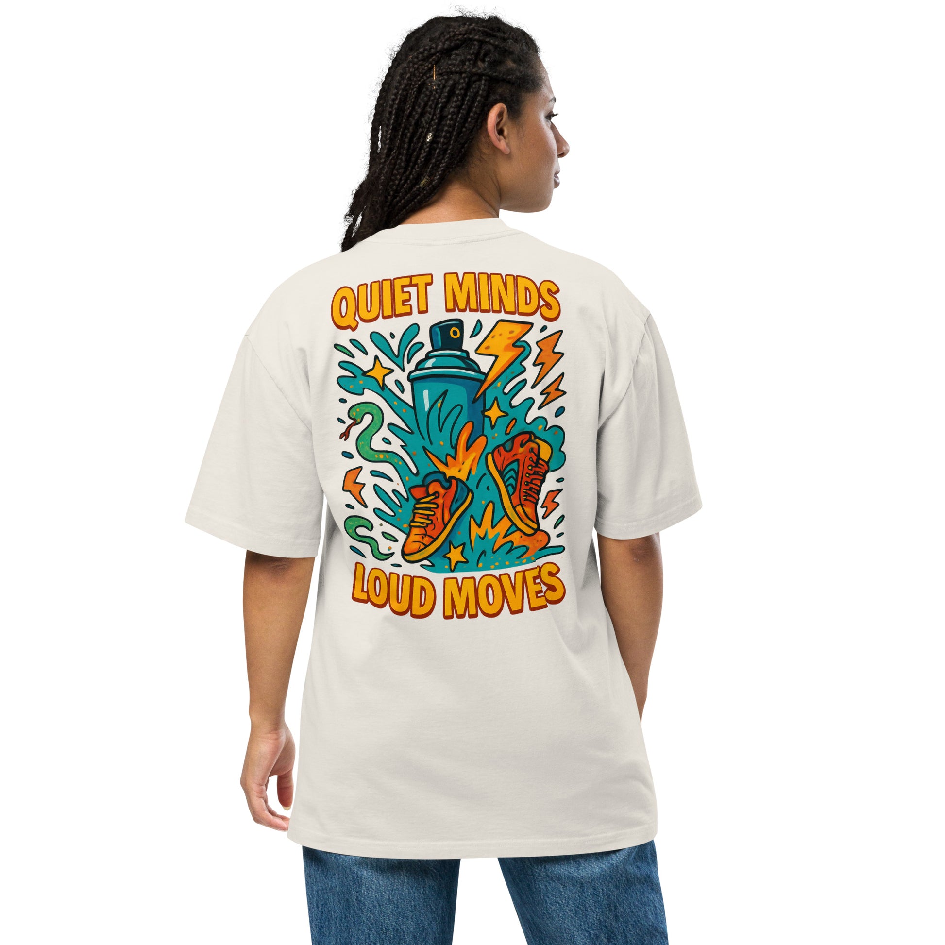 Model draagt TRØBL oversized t-shirt met tekst ‘Quiet Minds Loud Moves’ – unisex streetwear shirt met boxy fit en rebelse uitstraling