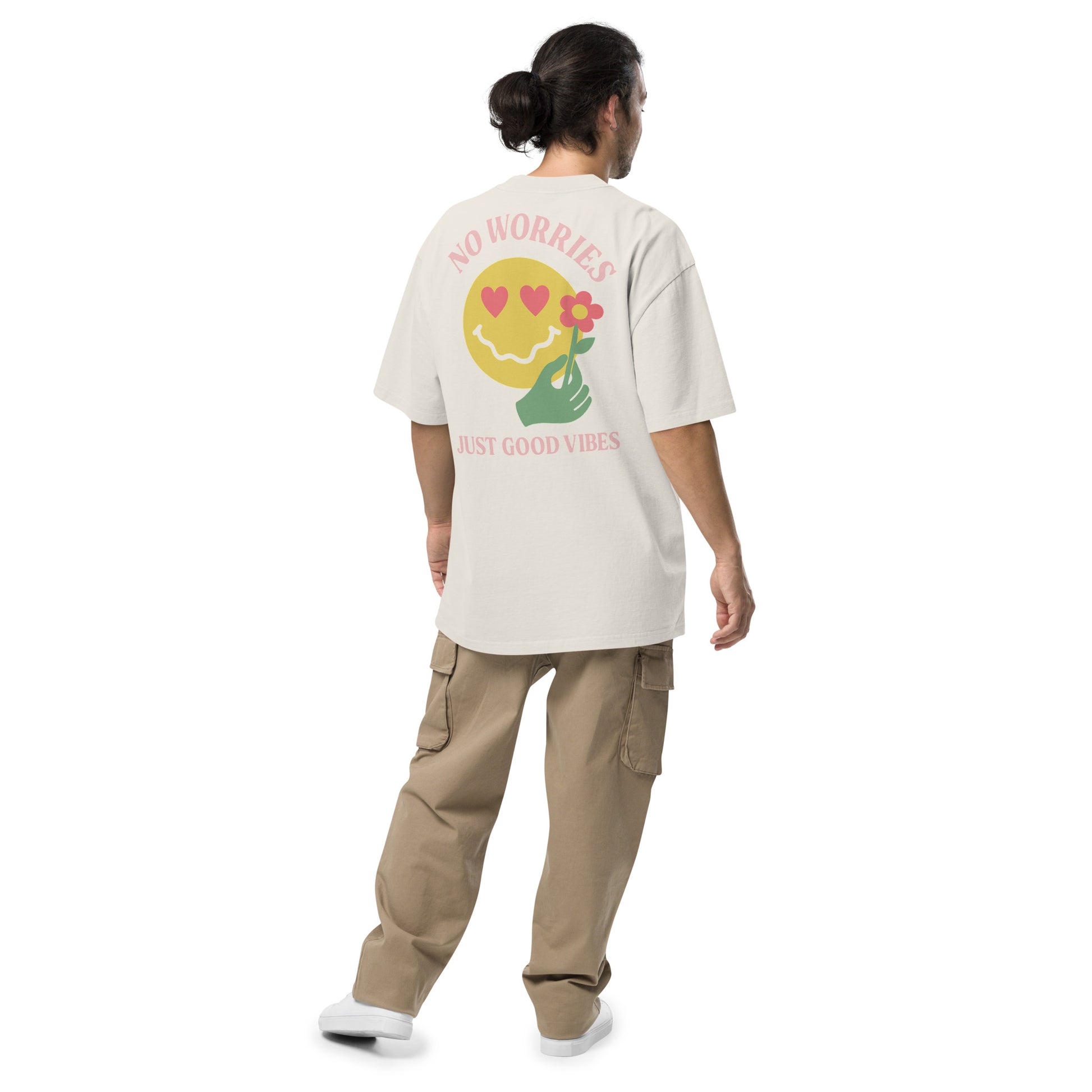 Model draagt TRØBL oversized t-shirt met tekst ‘No Worries Just Good Vibes’ – unisex streetwear in boxy fit