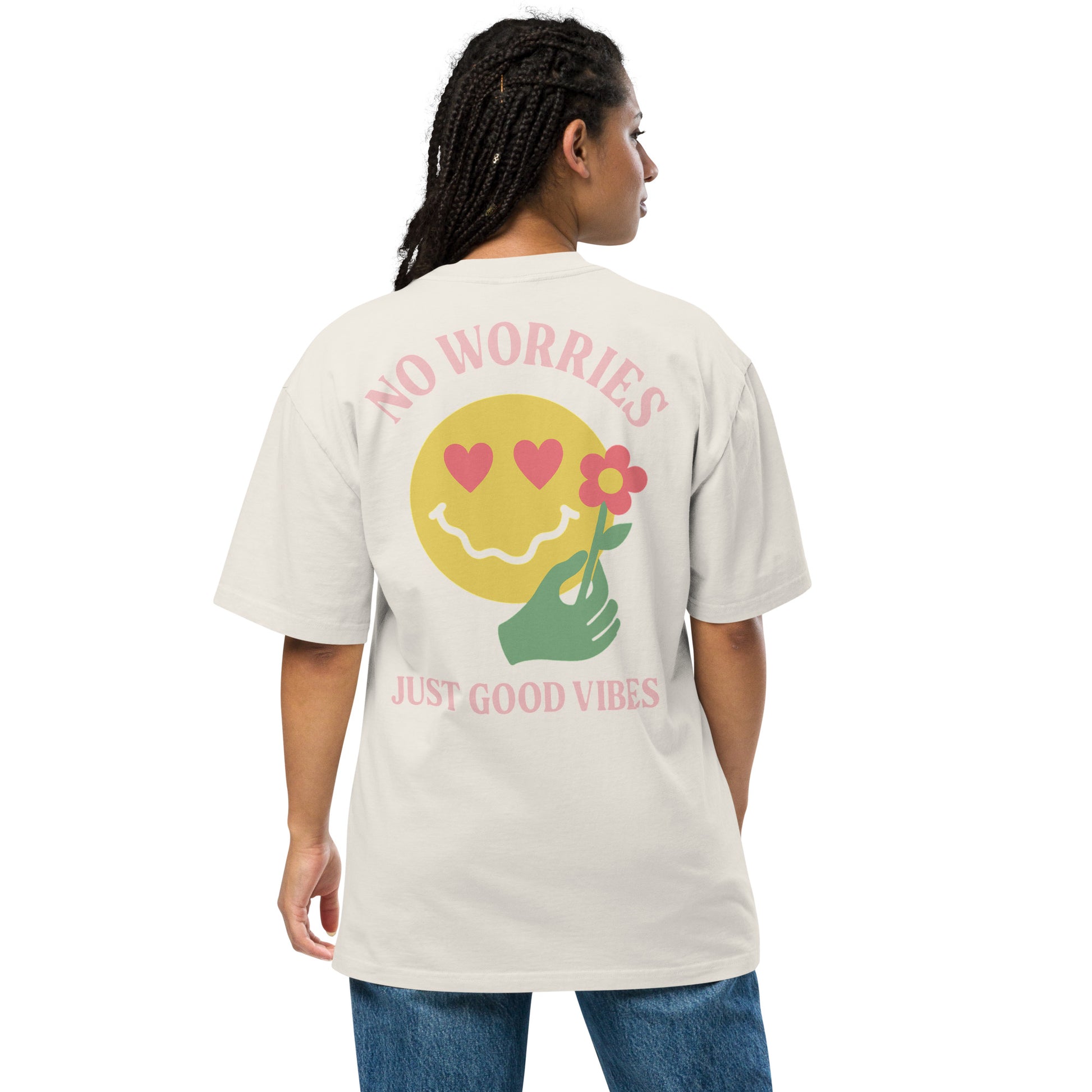 Model draagt TRØBL oversized t-shirt met tekst ‘No Worries Just Good Vibes’ – unisex streetwear in boxy fit