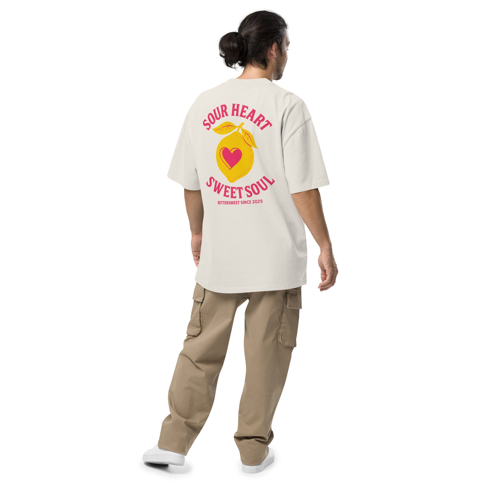 TRØBL oversized t-shirt met gele en roze “Sour Heart, Sweet Soul” print, unisex boxy fit, garment-dyed katoen met dropped shoulders.