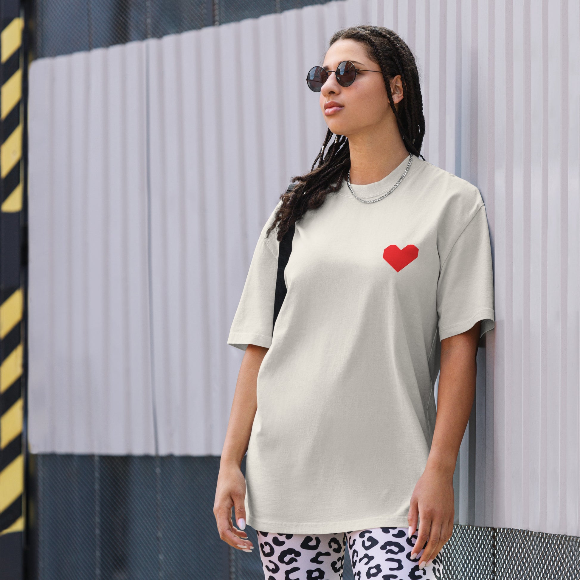 Model draagt TRØBL oversized t-shirt met tekst ‘Quiet Minds Loud Moves’ – unisex streetwear shirt met boxy fit en rebelse uitstraling