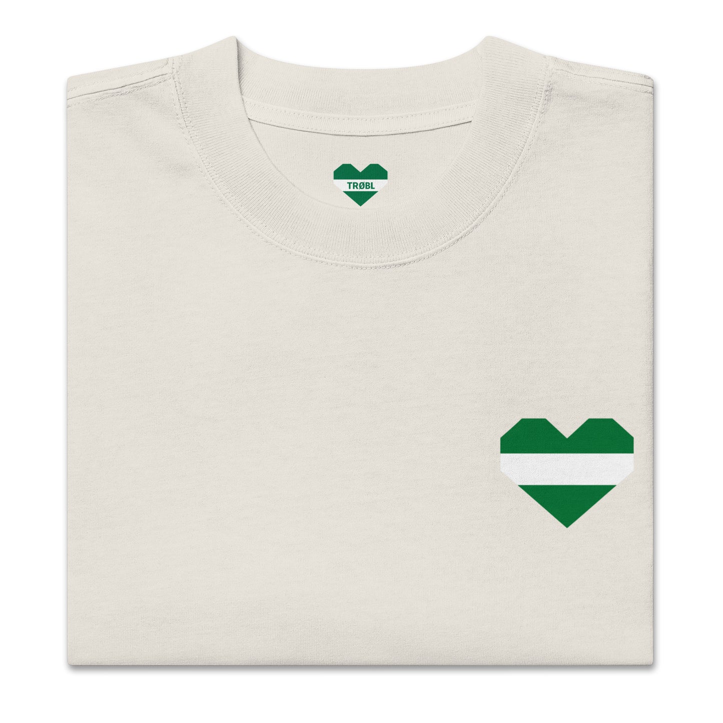 "Groen-wit ontwerp van een gebroken hart met de skyline van Rotterdam en de tekst 'BØRN IN RØTTERDAM' op de borst van een oversized TRØBL T-shirt."