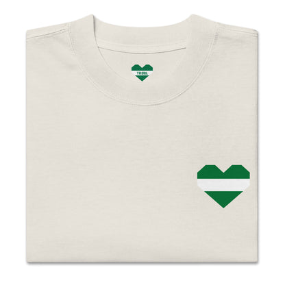 "Groen-wit ontwerp van een gebroken hart met de skyline van Rotterdam en de tekst 'BØRN IN RØTTERDAM' op de borst van een oversized TRØBL T-shirt."