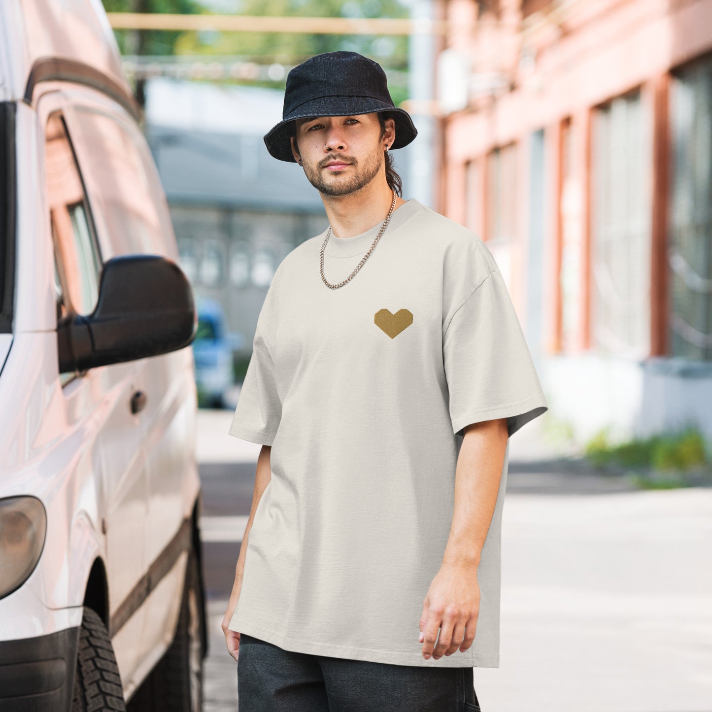 oversized T-shirt met klein goudkleurig TRØBL-logo geborduurd op de borst, minimalistisch design met Rotterdamse streetwear-uitstraling.