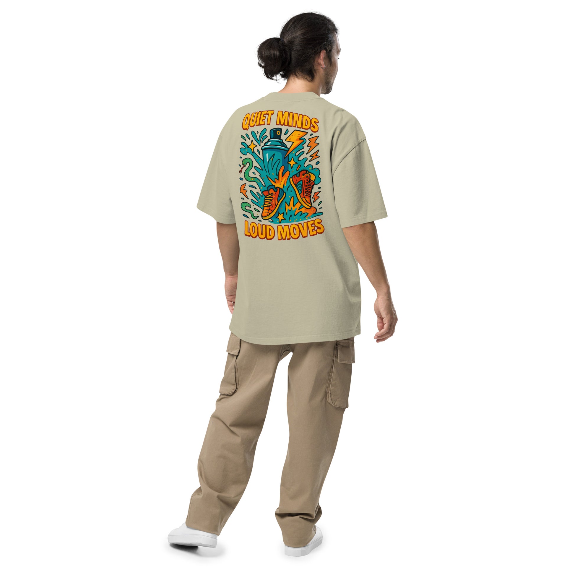 Model draagt TRØBL oversized t-shirt met tekst ‘Quiet Minds Loud Moves’ – unisex streetwear shirt met boxy fit en rebelse uitstraling