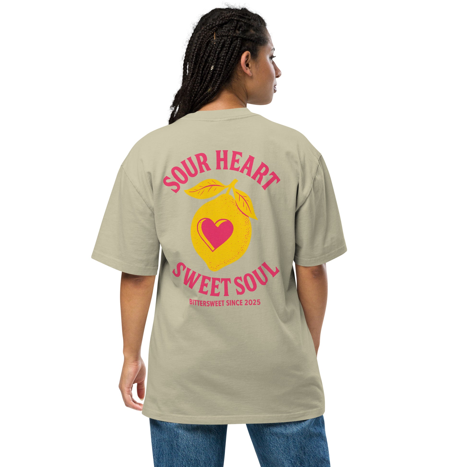 TRØBL oversized t-shirt met gele en roze “Sour Heart, Sweet Soul” print, unisex boxy fit, garment-dyed katoen met dropped shoulders.