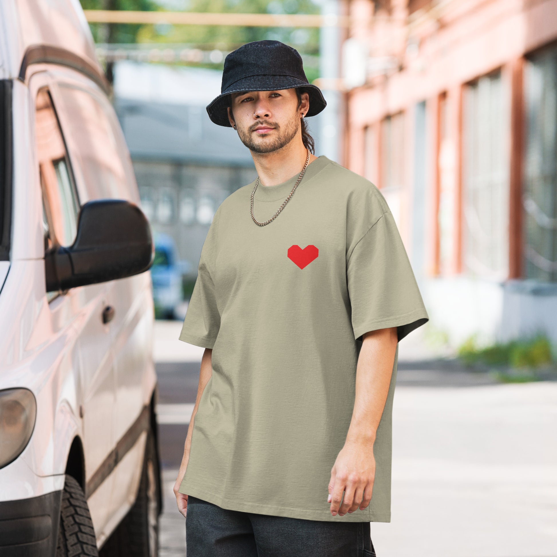 Model draagt TRØBL oversized t-shirt met tekst ‘Quiet Minds Loud Moves’ – unisex streetwear shirt met boxy fit en rebelse uitstraling