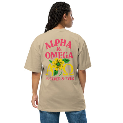 Model draagt TRØBL oversized t-shirt met tekst ‘Alpha & Omega’ – unisex streetwear shirt in boxy fit met krachtige boodschap