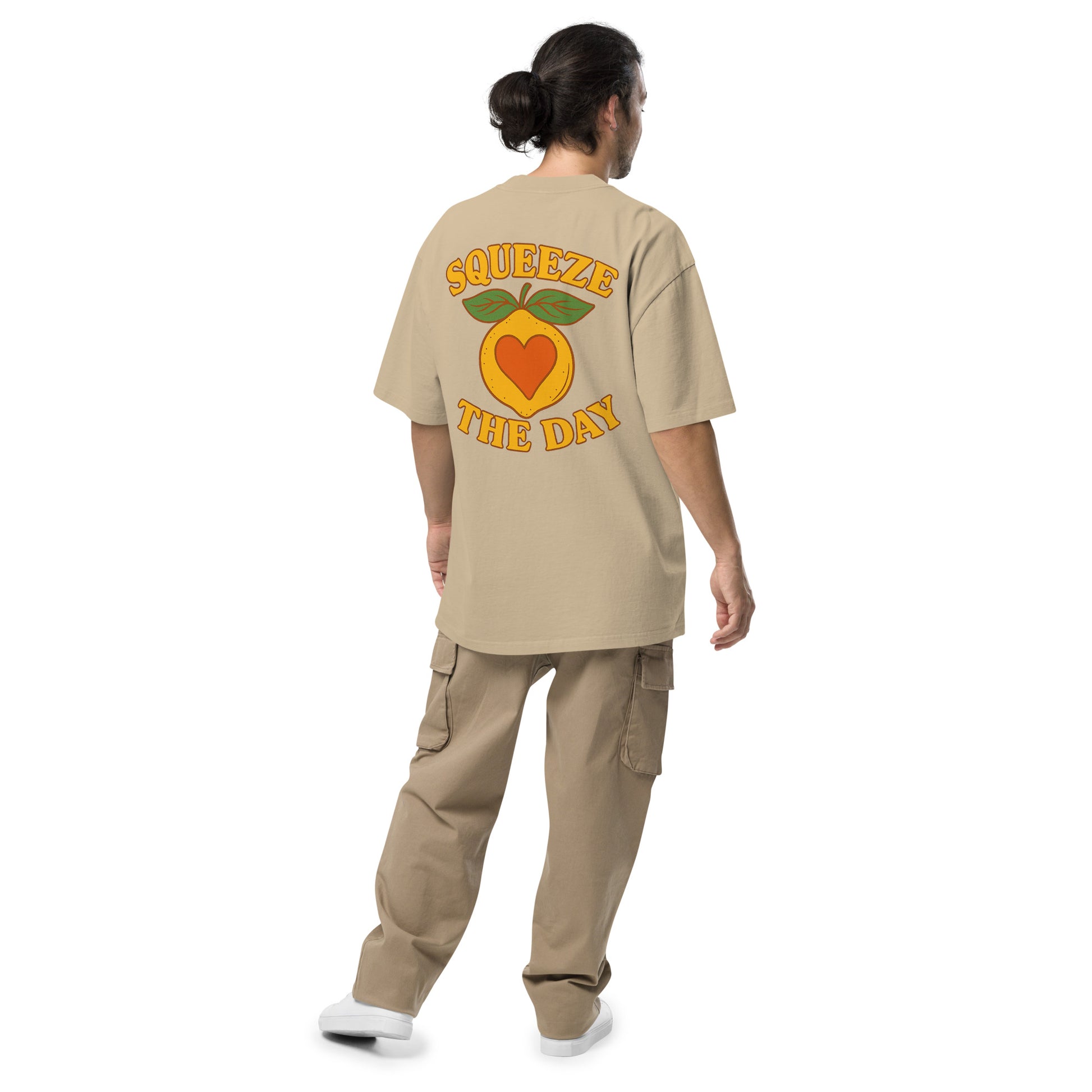 Oversized TRØBL T-shirt met “Sqeeze the day” print, unisex model in faded look, boxy fit van dik katoen met dropped shoulders.