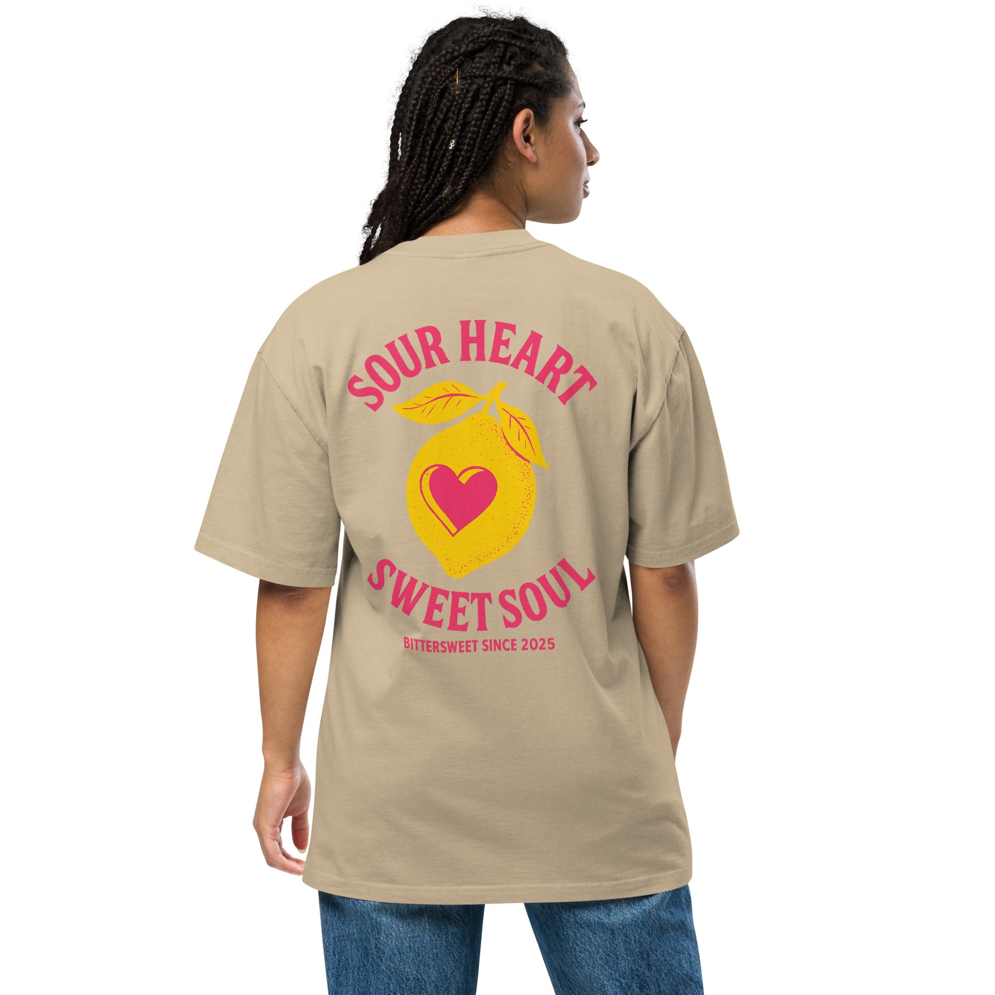 TRØBL oversized t-shirt met gele en roze “Sour Heart, Sweet Soul” print, unisex boxy fit, garment-dyed katoen met dropped shoulders.