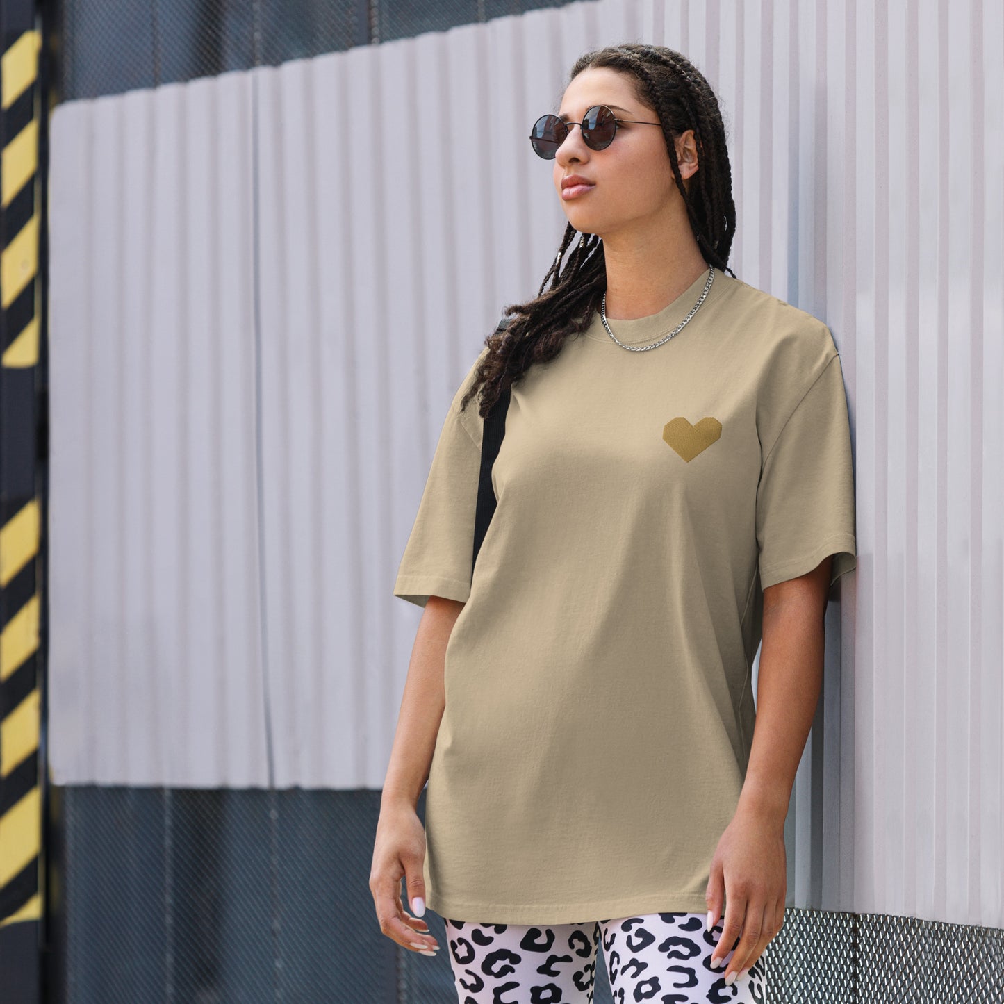 oversized T-shirt met klein goudkleurig TRØBL-logo geborduurd op de borst, minimalistisch design met Rotterdamse streetwear-uitstraling.