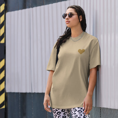 oversized T-shirt met klein goudkleurig TRØBL-logo geborduurd op de borst, minimalistisch design met Rotterdamse streetwear-uitstraling.