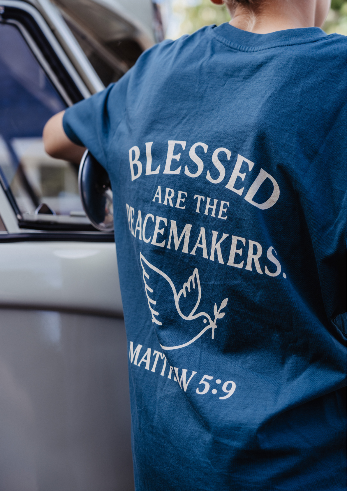 Evertrue T-shirt van biologisch katoen met Bijbeltekst Mattheüs 5:9 – minimalistisch ontwerp met krachtige christelijke boodschap voor volwassenen.