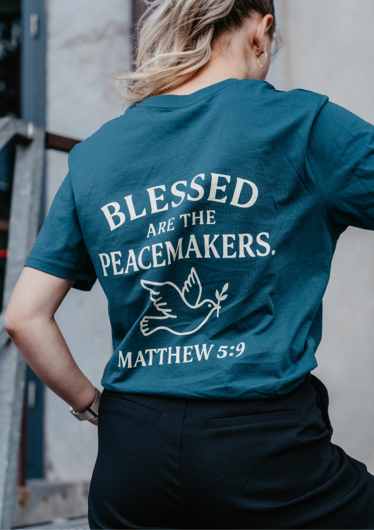 Evertrue T-shirt van biologisch katoen met Bijbeltekst Mattheüs 5:9 – minimalistisch ontwerp met krachtige christelijke boodschap voor volwassenen.