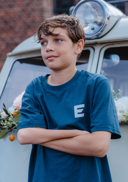 Evertrue T-shirt van biologisch katoen met Bijbeltekst Mattheüs 5:9 – minimalistisch ontwerp met krachtige christelijke boodschap voor volwassenen.