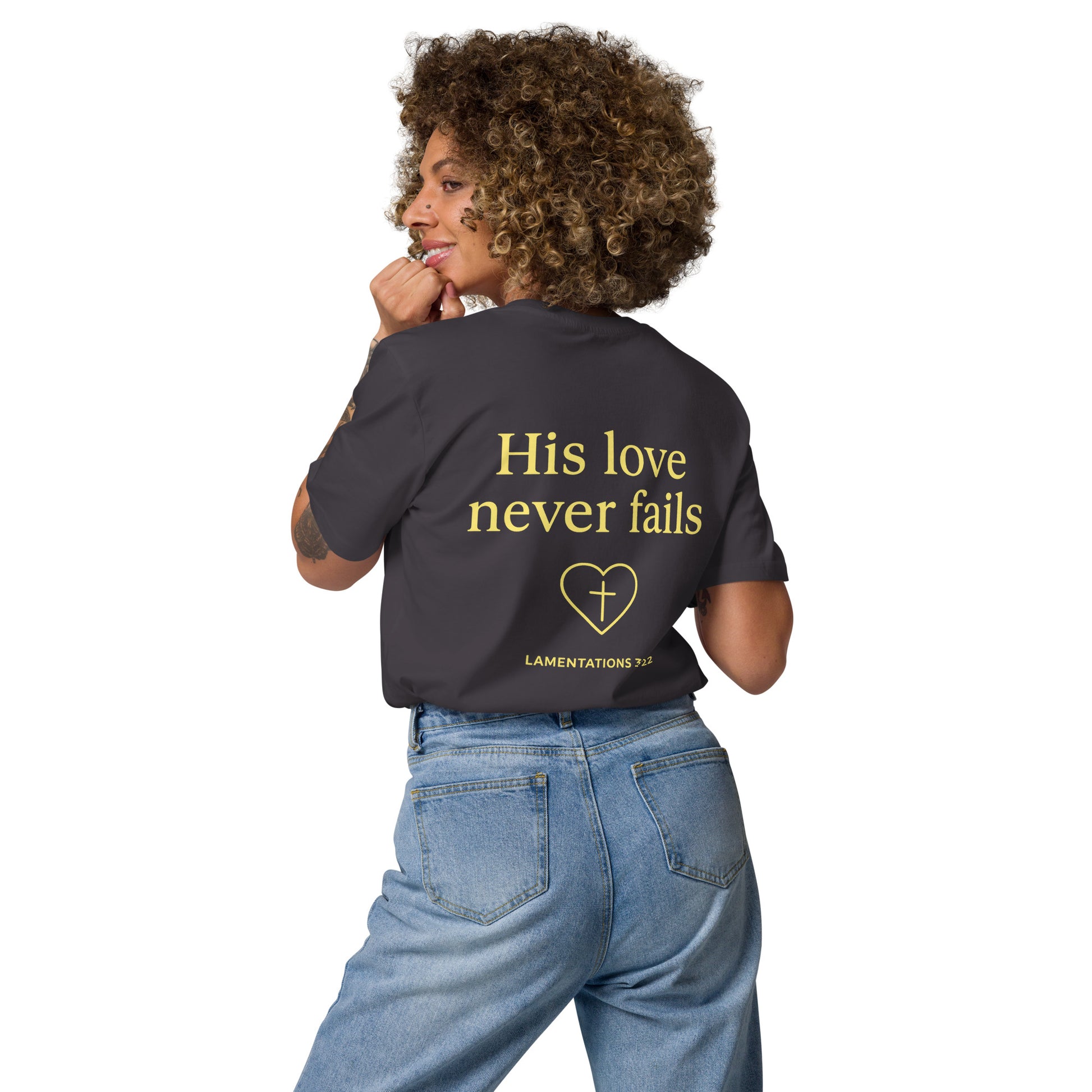 Evertrue T-shirt met de tekst “Zijn liefde faalt nooit” en een hart met kruis, geïnspireerd op Klaagliederen 3:22. Gedrukt op biologisch katoen.