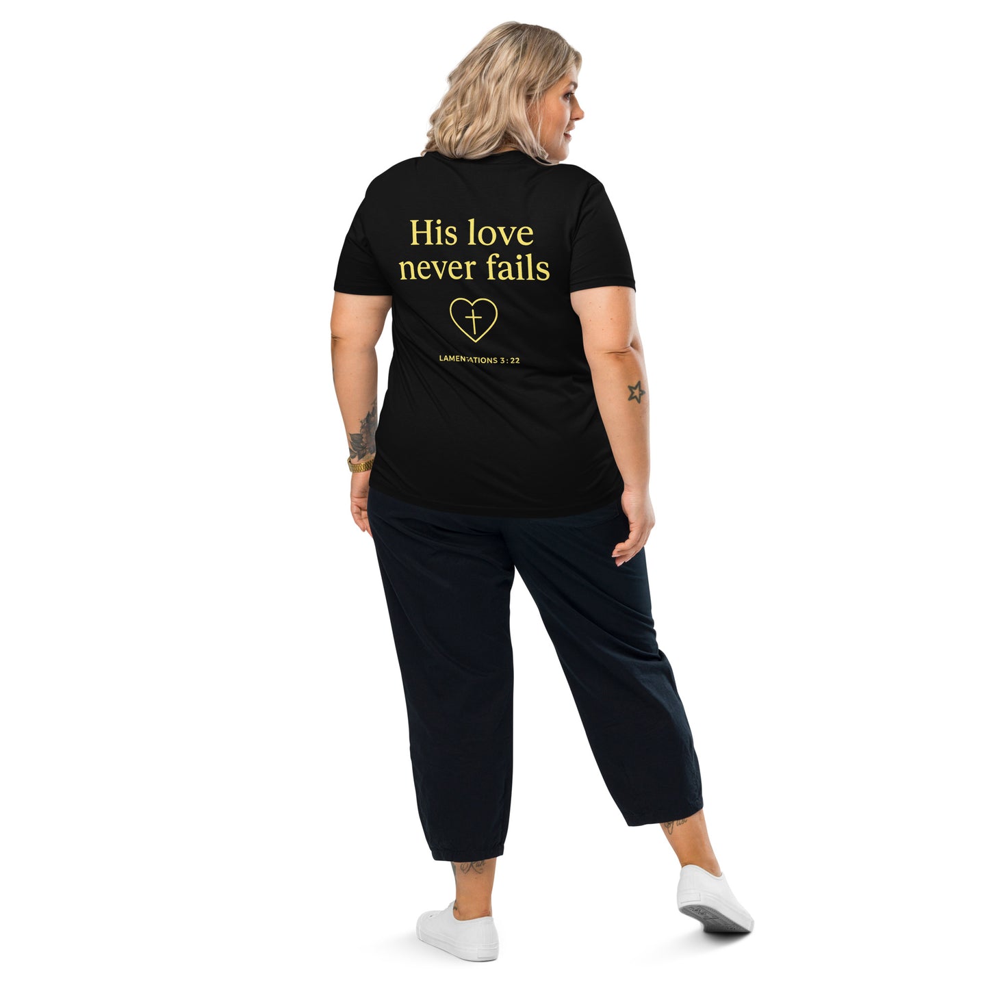 Evertrue T-shirt met de tekst “Zijn liefde faalt nooit” en een hart met kruis, geïnspireerd op Klaagliederen 3:22. Gedrukt op biologisch katoen.