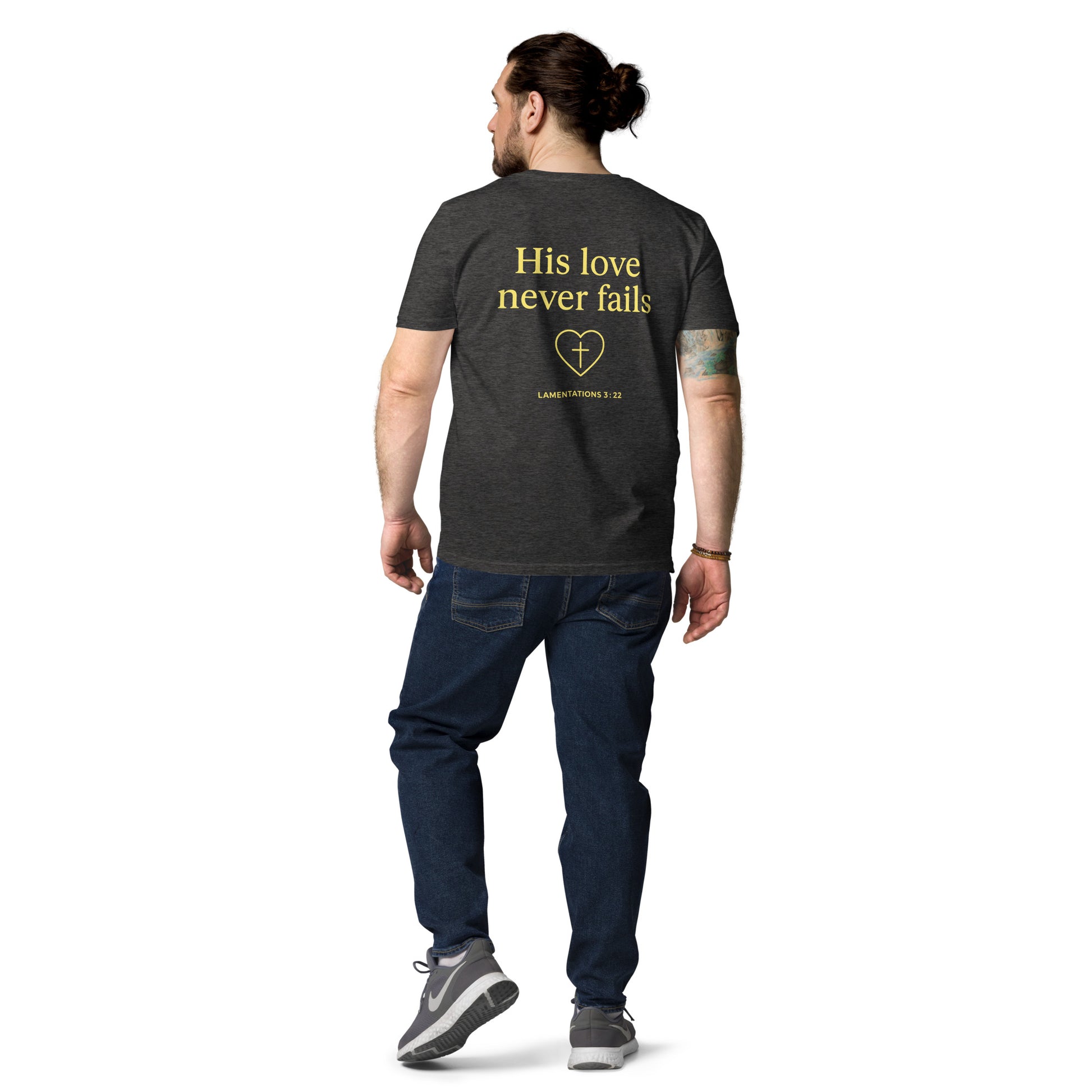 Evertrue T-shirt met de tekst “Zijn liefde faalt nooit” en een hart met kruis, geïnspireerd op Klaagliederen 3:22. Gedrukt op biologisch katoen.